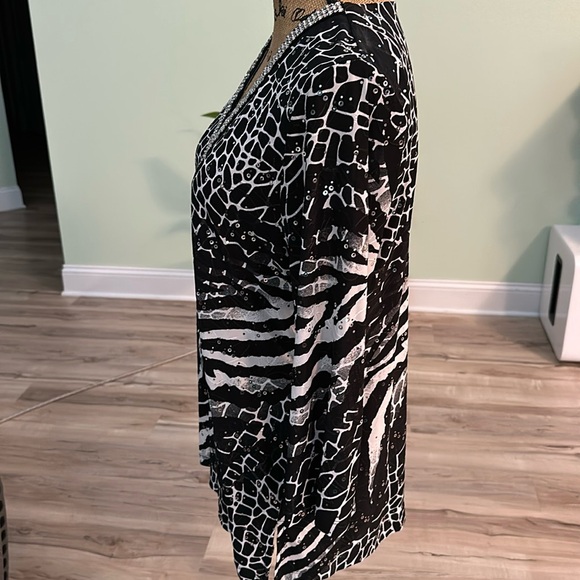 JM Collection Black and White Abstract Blouse - Picture 2 of 6